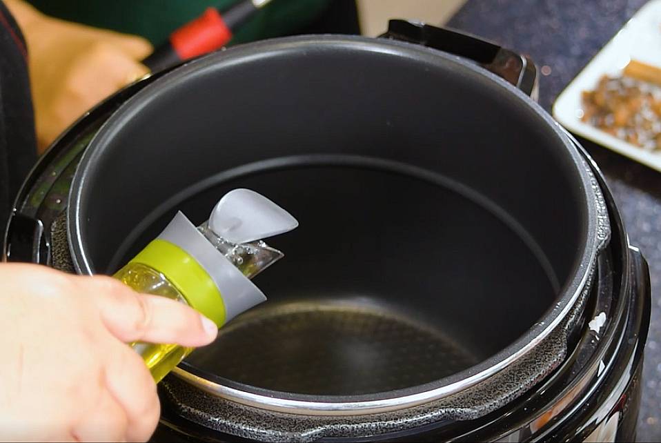 add oil into the pot