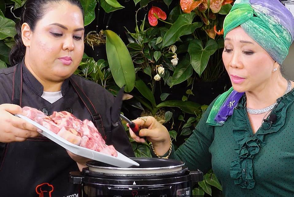 add the oxtail into the pressure cooker pot