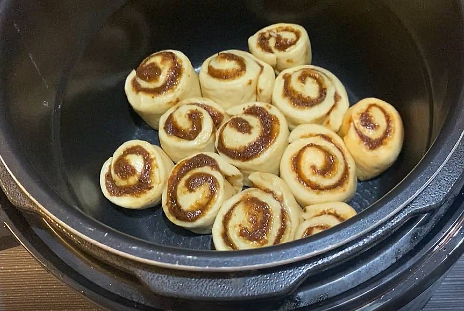 put the cinnamon roll into the pressure cooker