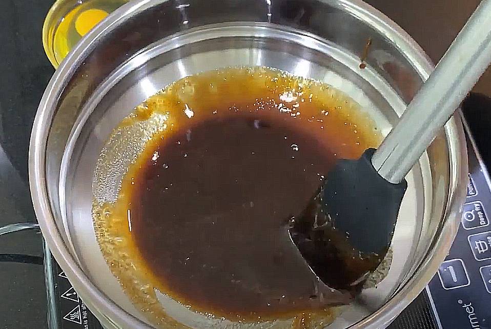 stir the gula melaka with spatula
