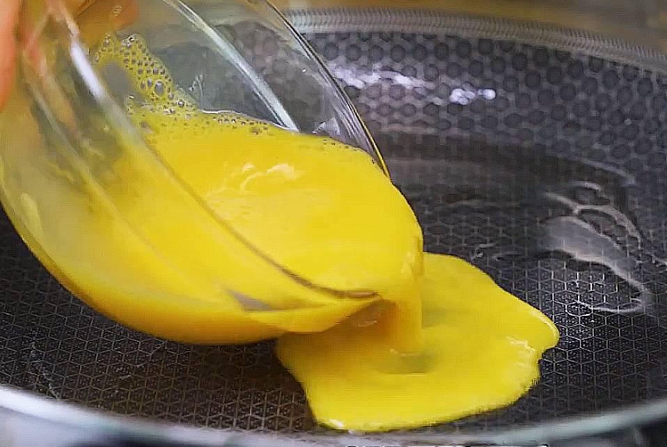 pour the egg into the honeycomb wok