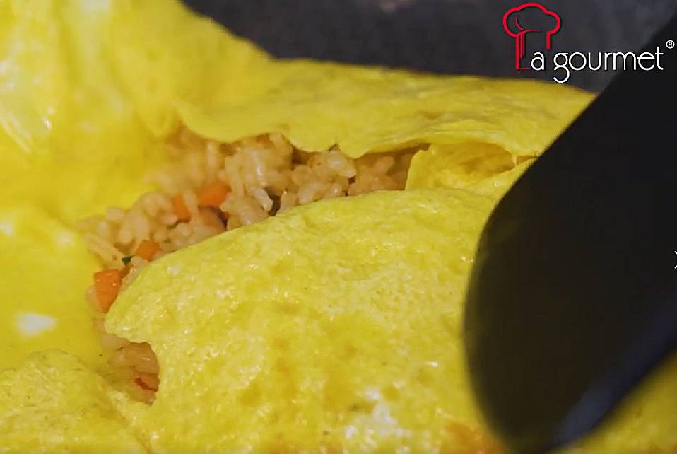 put the fried rice in and wrap it around with the egg