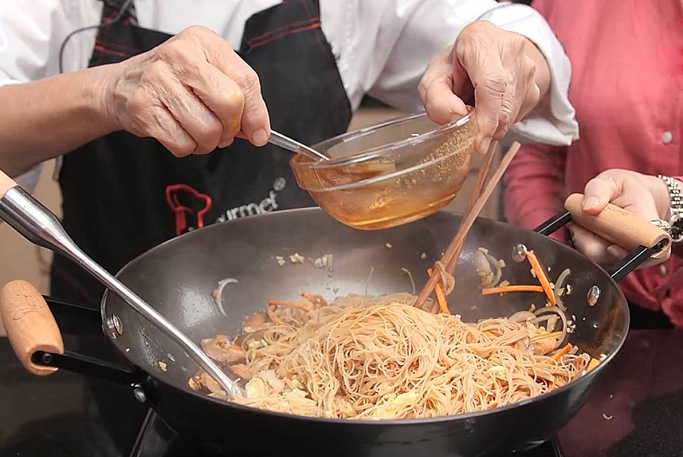 add remaining sauce into the wok