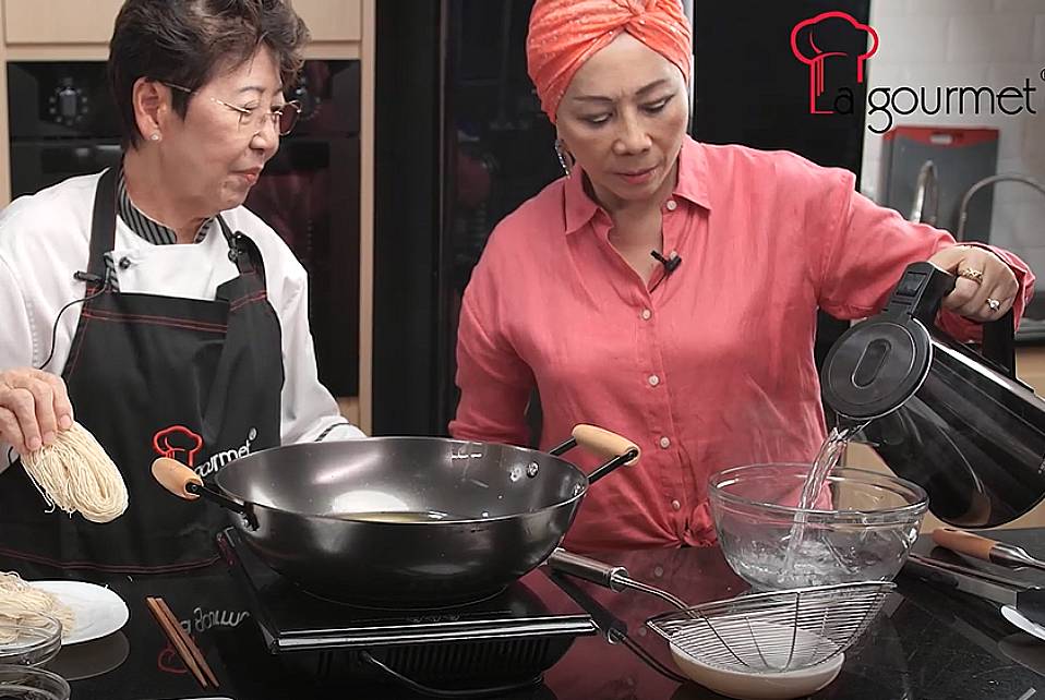 prepare water in a bowl for soaking the vermicelli noodles later