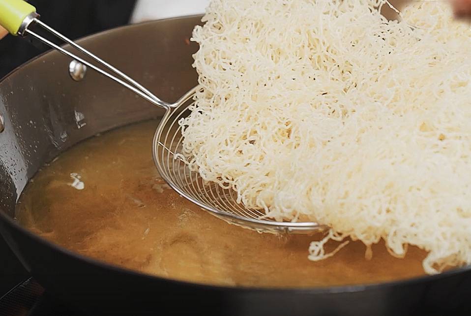 scoop the rice vermicelli out