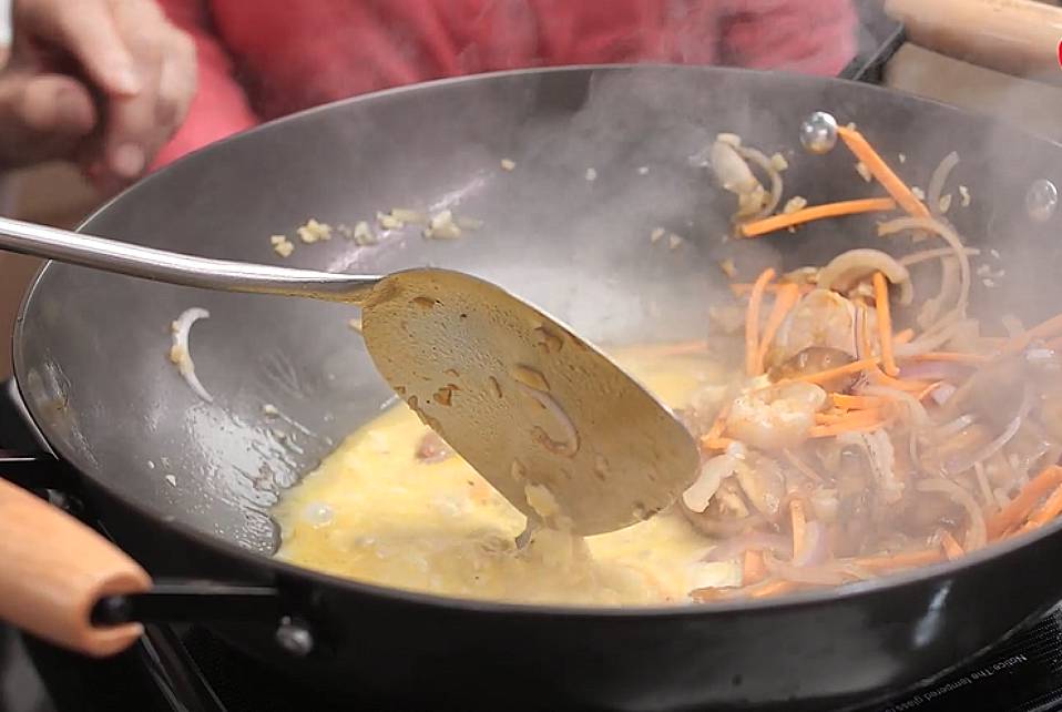scramble the eggs on the nitrigan cast iron wok