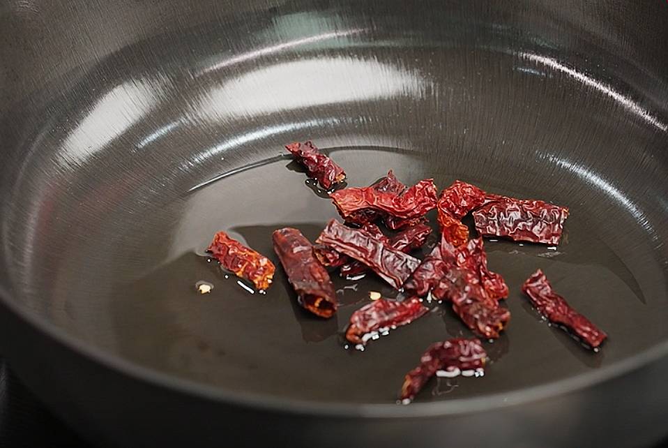 stir fry the dried chilis